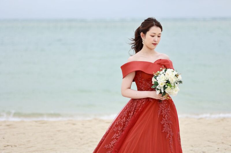 華やかに咲く、オレンジドレスの新婦様