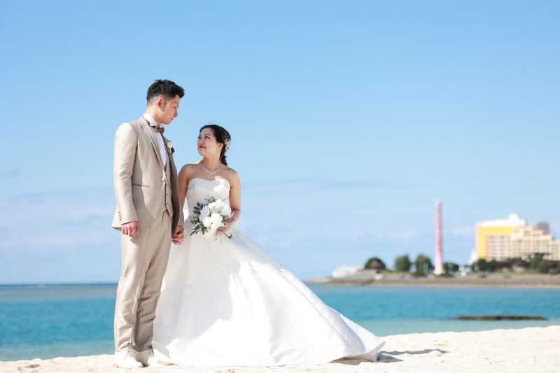 海をバックに見つめ合うふたり