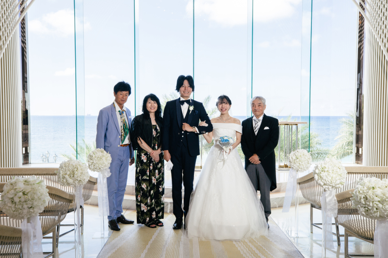 リゾートチャペルでふたりの結婚を記念した集合写真
