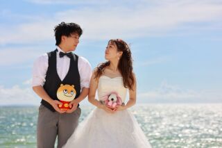 キラキラ煌めくビーチで撮影！！波の音が心地よく響くこの場所で始まる、ふたりの物語