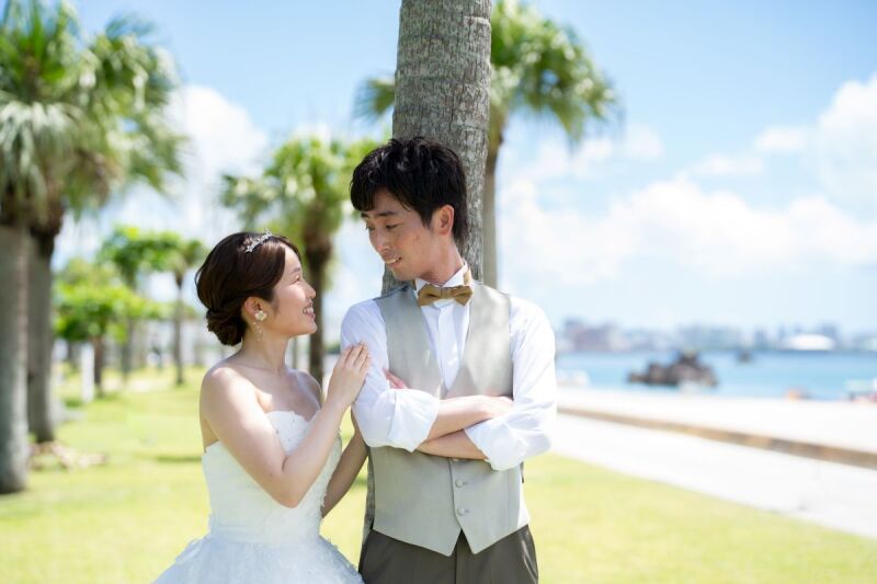 自然体がいい!!緑豊かなビーチに映えるふたりの姿