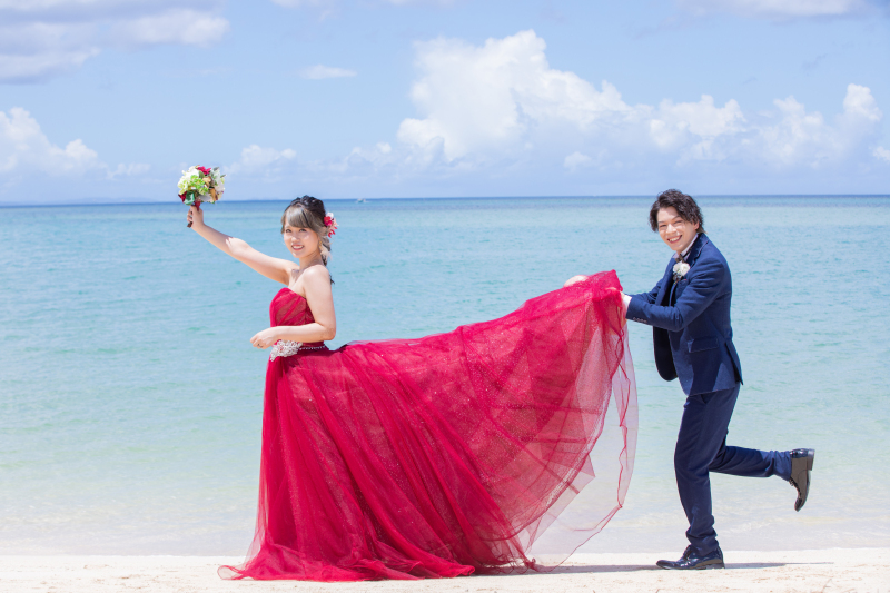 ドレスのトレーンをもって撮影のお手伝い