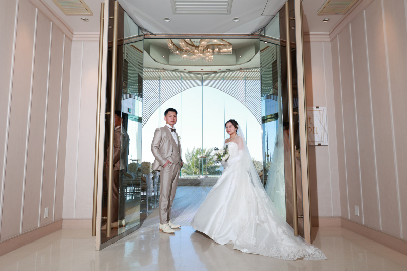 撮影スタート♪チャペルへ向かうおふたりを撮影