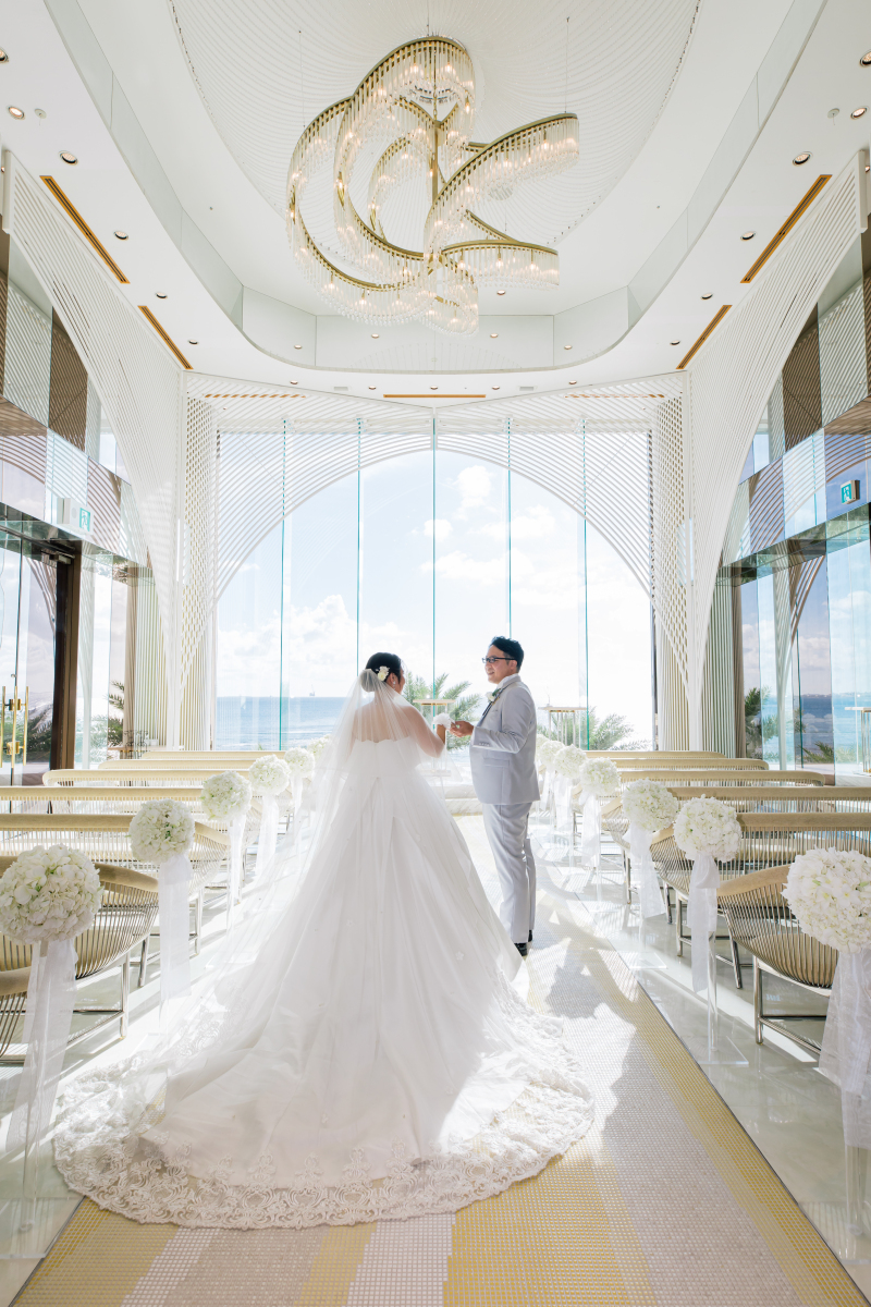 輝くシャンデリア×オーシャンビューのチャペルで…