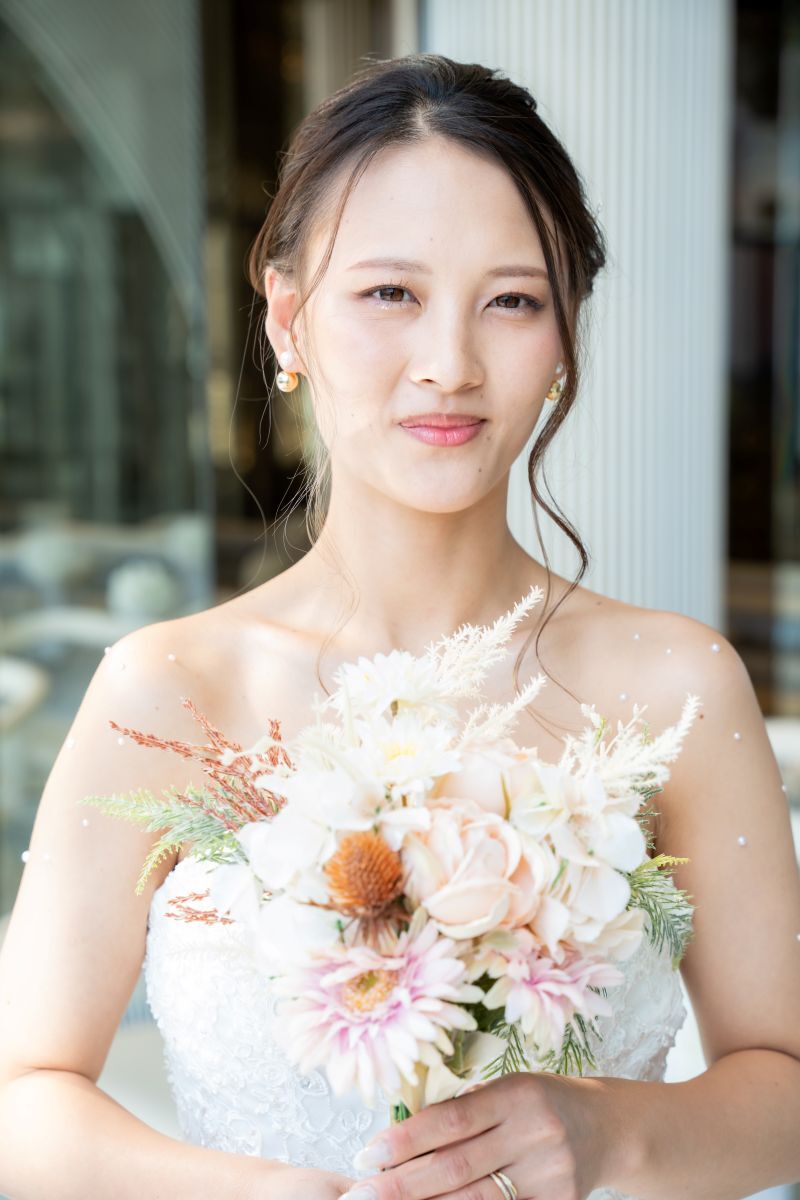 淡色ブーケがお似合いの優美な新婦様のソロショット