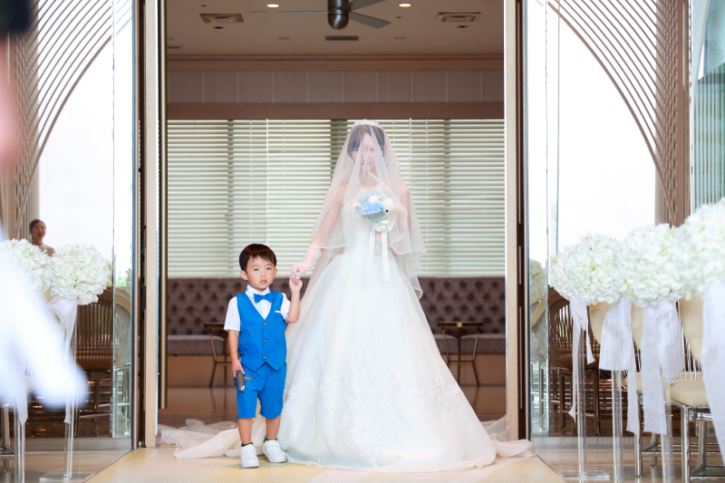 〈ご新婦さまのご入場〉エスコート役には息子さまが