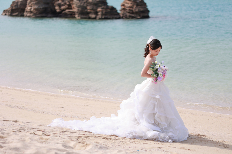 上品なドレスに包まれた美しい新婦様のソロショット