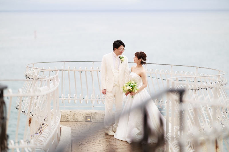 海をバックに。。