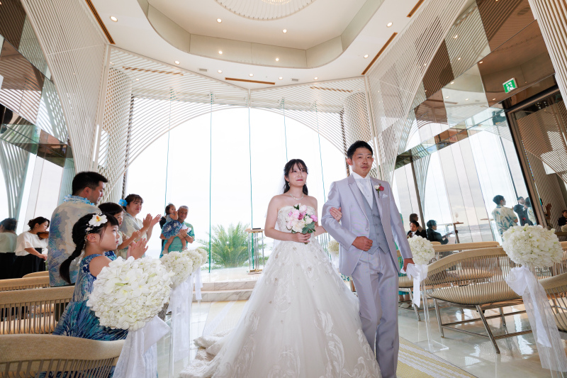 笑顔と大拍手に包まれて幸せいっぱいのご退場シーン