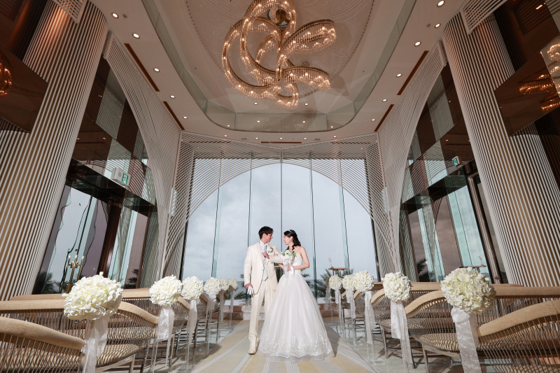 沖縄の美しい風景の中で、愛を育むウエディング撮影