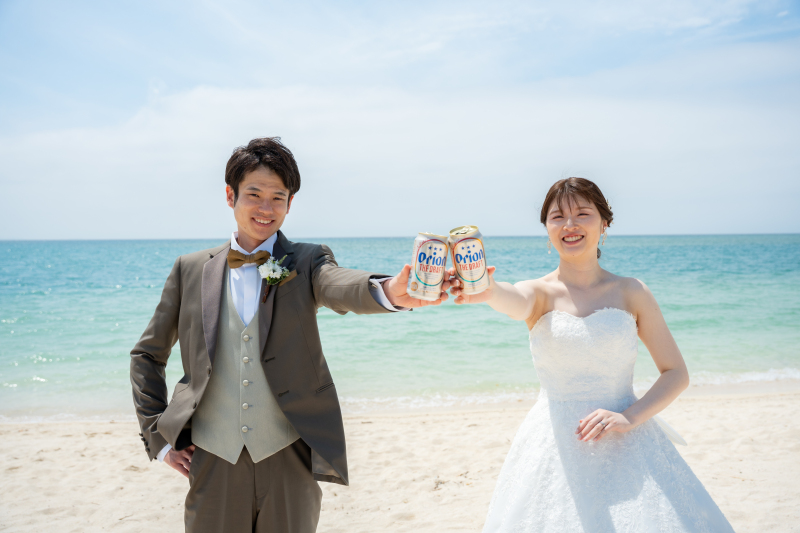 白い砂浜に映える、おふたりの笑顔