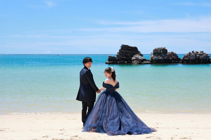♡青い海と空を背景に、笑顔で見つめ合うおふたり♡