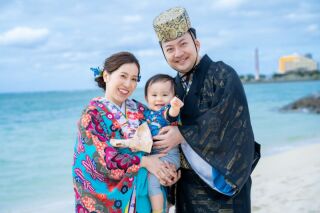 アラハビーチの青い海を背景に、琉球衣装がさらに輝きます◇*