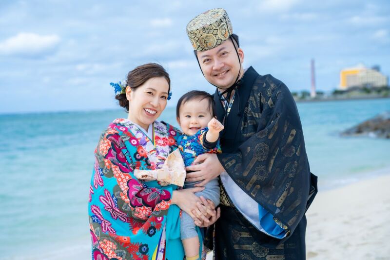 アラハビーチの青い海を背景に、琉球衣装がさらに輝きます◇*