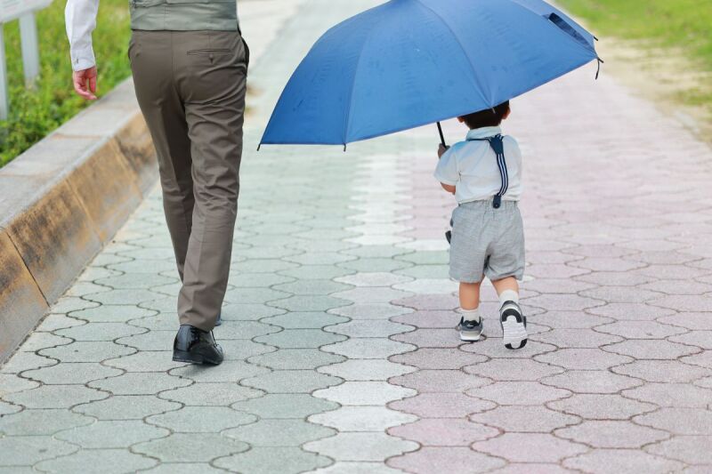 まるでポストカード！青い傘に映えるふたり宝物♥