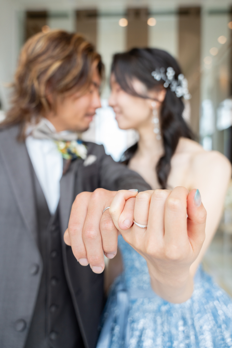 おそろいの結婚指輪がキラリと光るラストショット☆