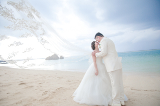 空に舞うベールがまるで天使の羽のよう