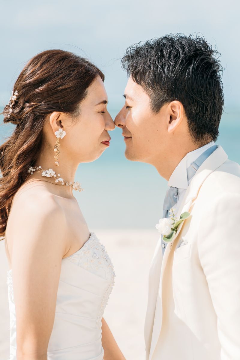 〈お鼻をぴったり〉リゾートの海に映える2人の幸せ