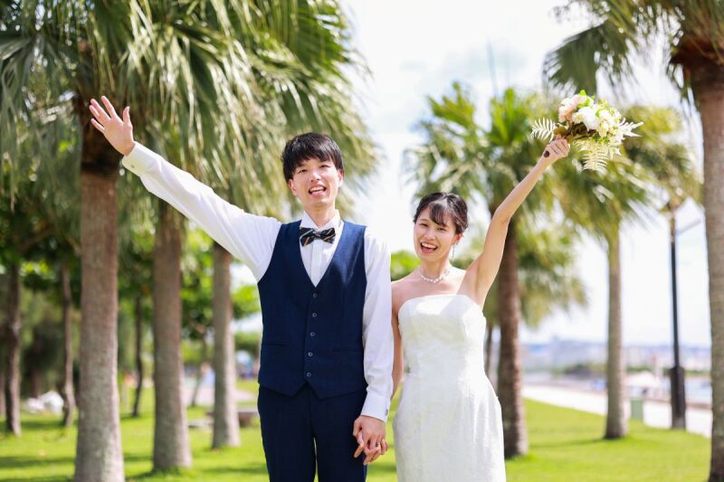 ポストカードのような、緑に映えるふたりの幸せな姿