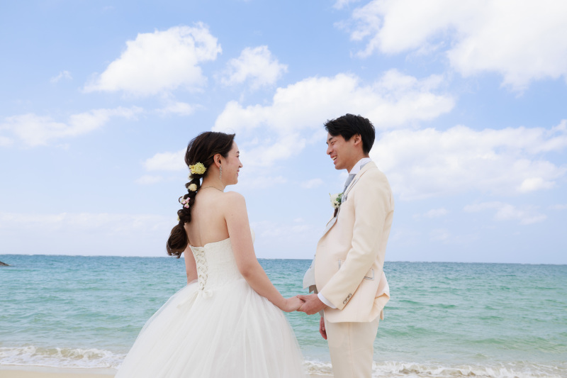 ♡青い海と空を背景に、笑顔で見つめ合うおふたり♡