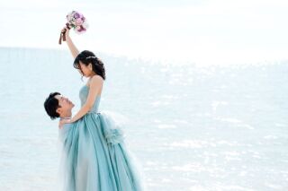 「花嫁さまを抱きかかえて撮りたい！！」ビーチでのリクエストショット*も大歓迎☆彡