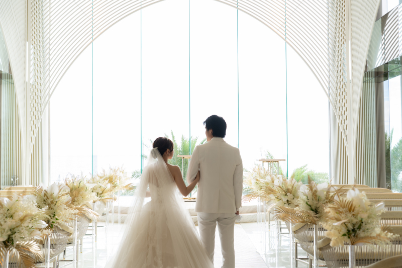優しい自然光に包まれて、手を取り合う2人♡