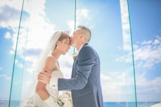 美しい空と海の前で愛を誓う