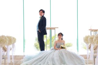 輝くビーチに映える２人のウエディングシーン＆チャペルでの記念写真《衣裳２着ずつ》