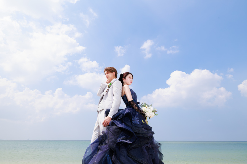 カラードレスに合せたシルバーのタキシードをご紹介