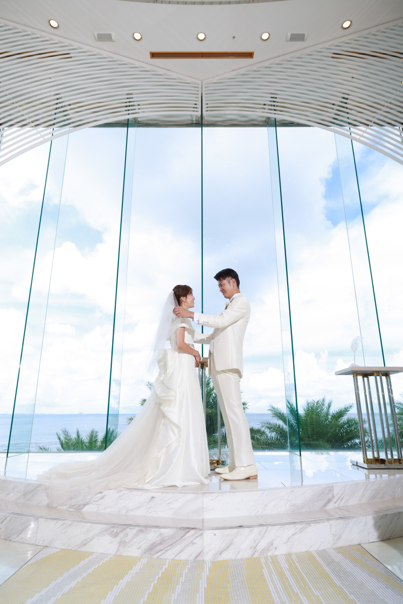 沖縄の美しい風景の中で愛を育むフォトウエディング