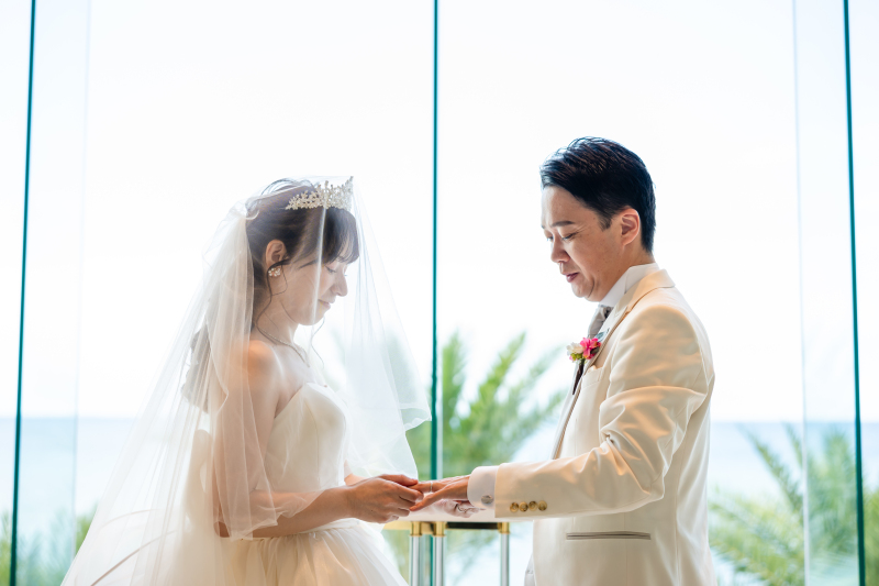 重ねた手と手。永遠の絆を結ぶ、ウエディングの舞台