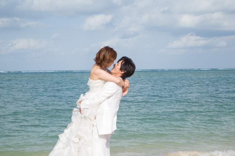 海をバックに二人きり