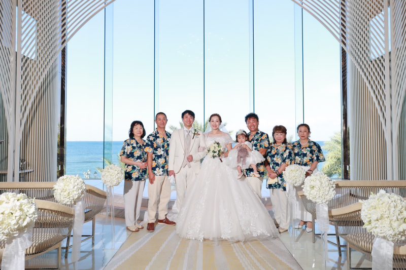 リゾートチャペルでふたりの結婚を記念した集合写真