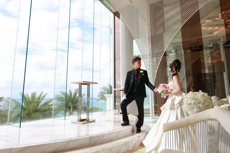 窓の外の景色が美しく映り込んで雰囲気が見事に融合