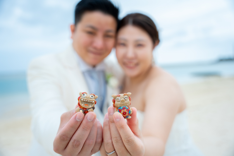 おふたりの幸せを見守る、沖縄シーサーショット