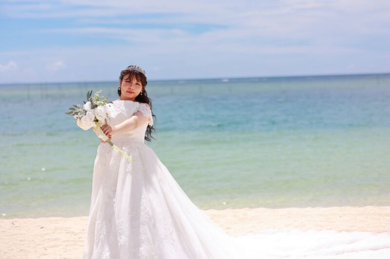 上品なドレスに包まれた美しい新婦様のソロショット