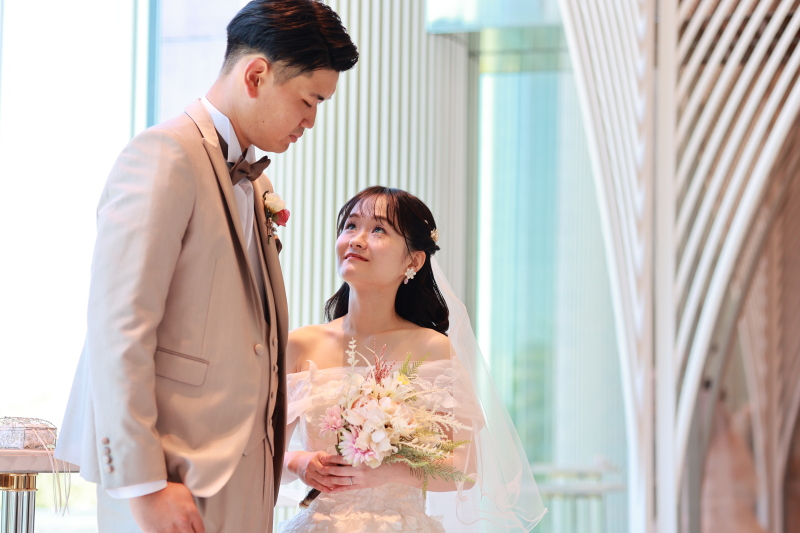 身長の高い新郎様を見上げて話しかける可愛い花嫁様