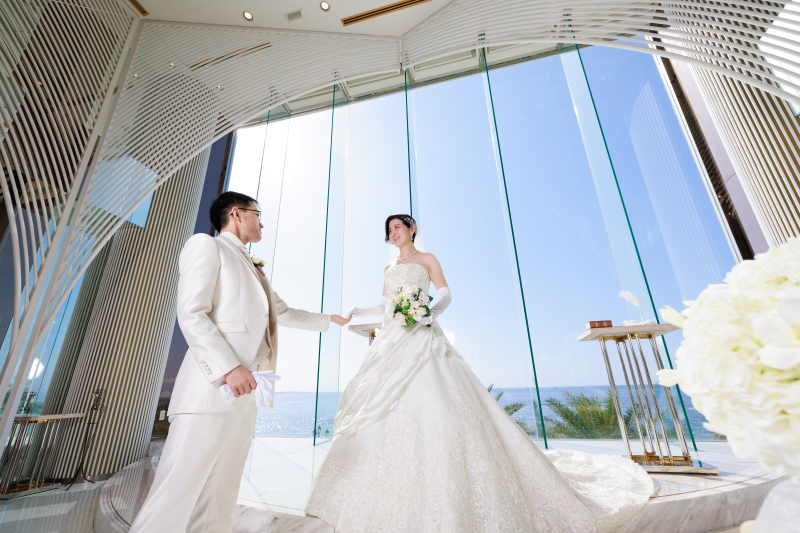 手を取り合って