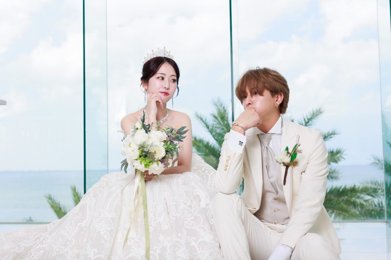 大胆なレースが印象的なドレスを着こなす花嫁さま♡