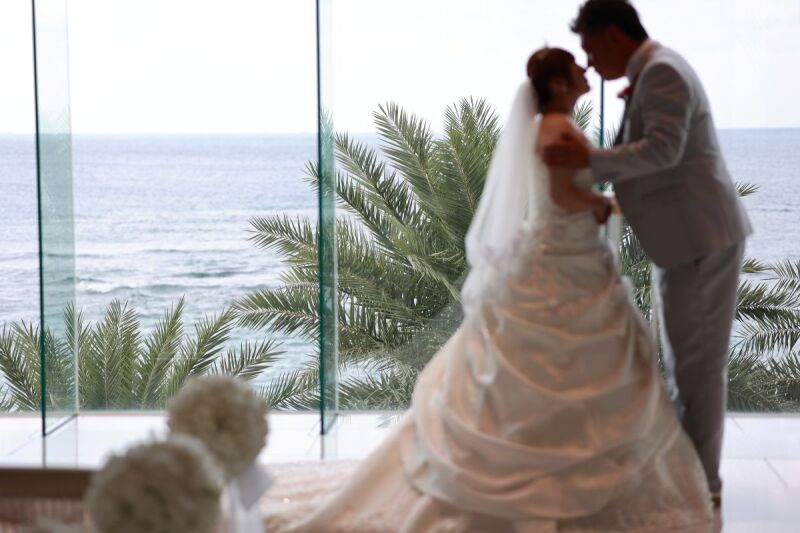 自然に見守られた誓いのキス