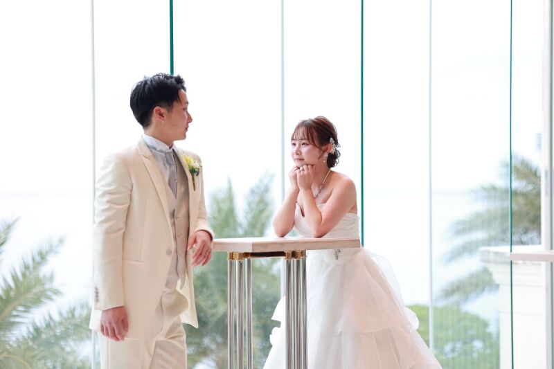 祭壇の上で見せたおふたりの自然体な笑顔と♡