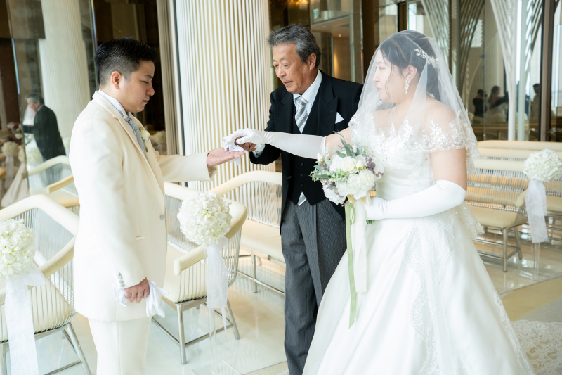 お父様から新郎様へ、新婦様を託す瞬間