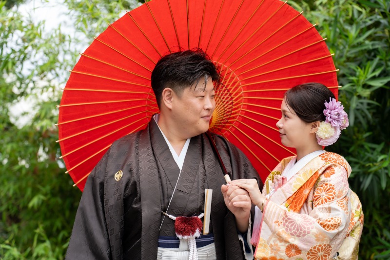 幸せいっぱい寄り添う2人