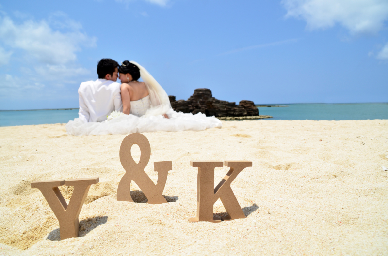 白い砂浜と青い海でのロケーションフォト