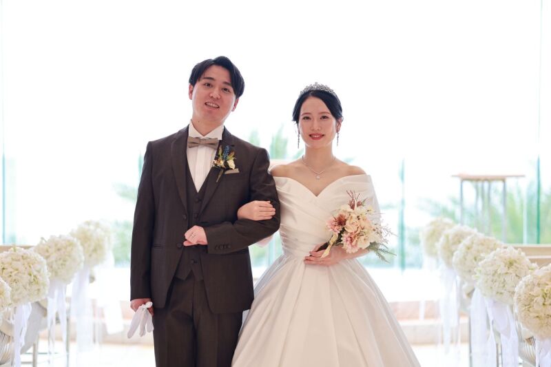 胸元のカッティングが美しいウエディングドレス♡