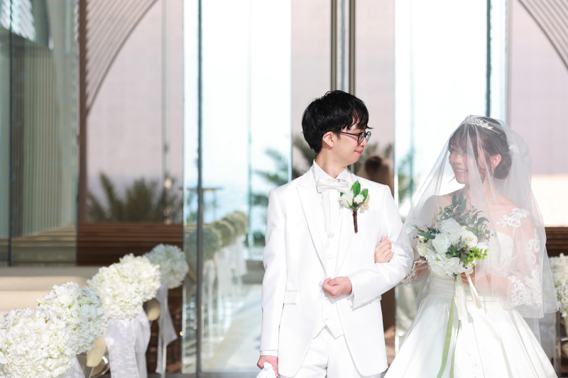 新郎新婦のご入場です！！見つめ合うふたりが素敵*