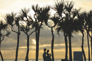 白ドレス×チャペル　＆　カラードレス×ビーチ