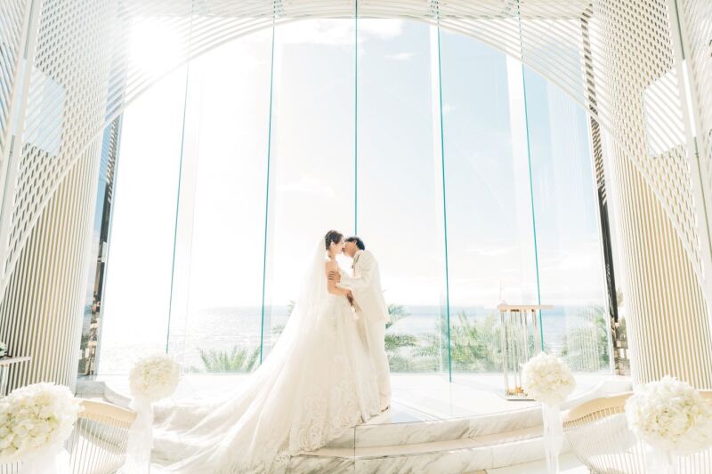 永遠の愛を誓う、ロマンチックな誓いの口づけシーン