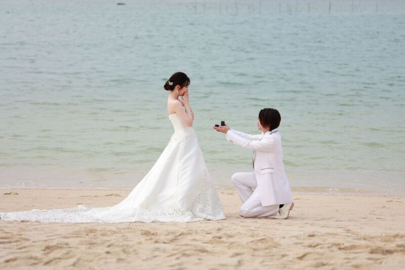 プロポーズはビーチでサプライズ