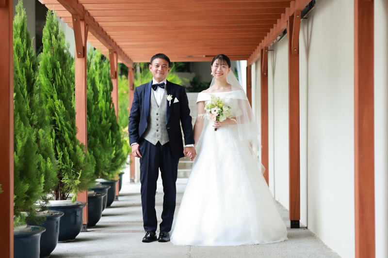 手を繋いだおふたりの真正面ショット♡笑顔が素敵*